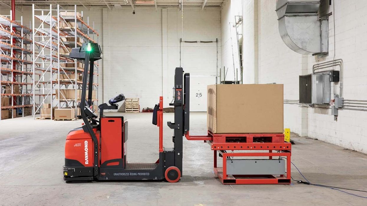 Raymond lift truck lifting pallet